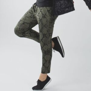 Lululemon Jet Crop Slim Luxtreme Ziggy Snake Fatigue Green Gator Green Medium